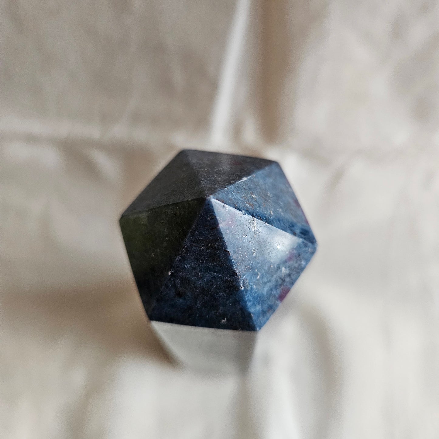 Rubin in blauen Disthen Obelisk