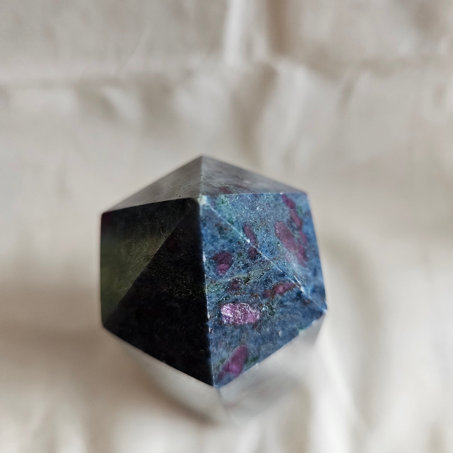 Rubin in blauen Disthen Obelisk