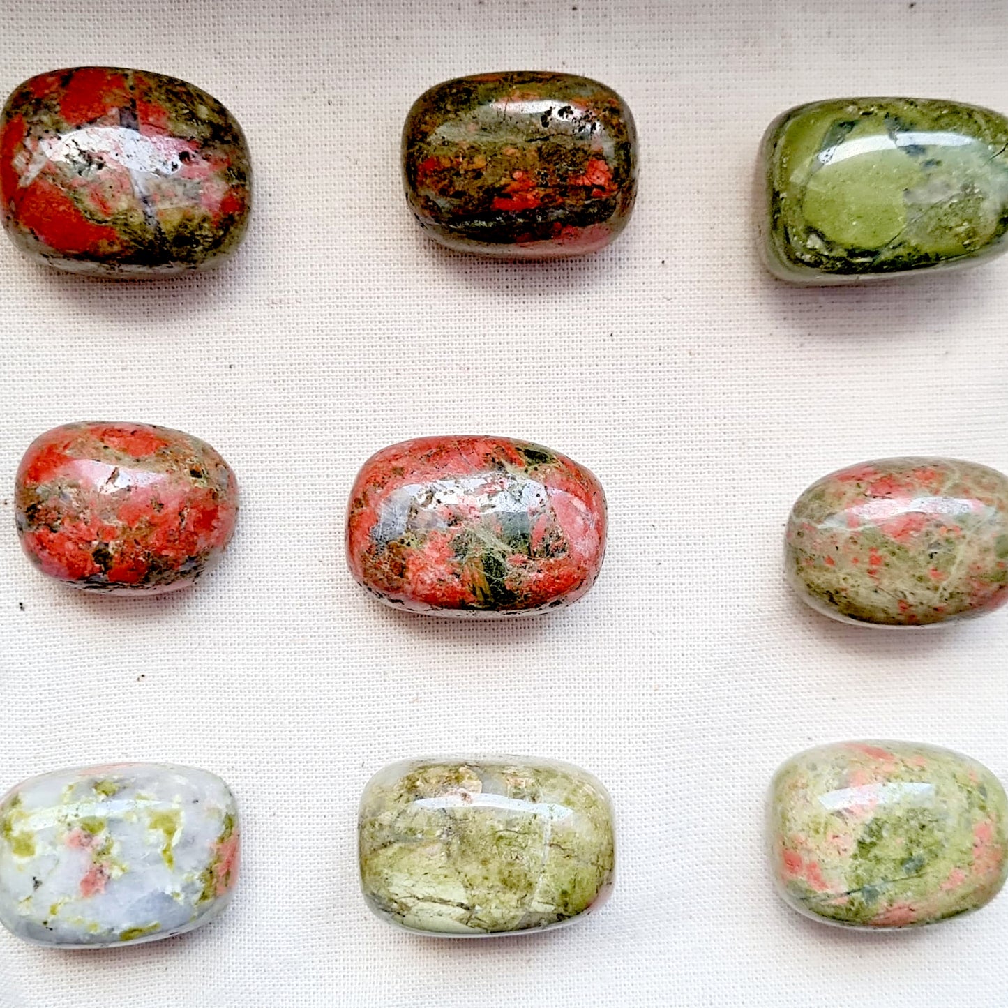 Unakit (Epidot) Trommelstein