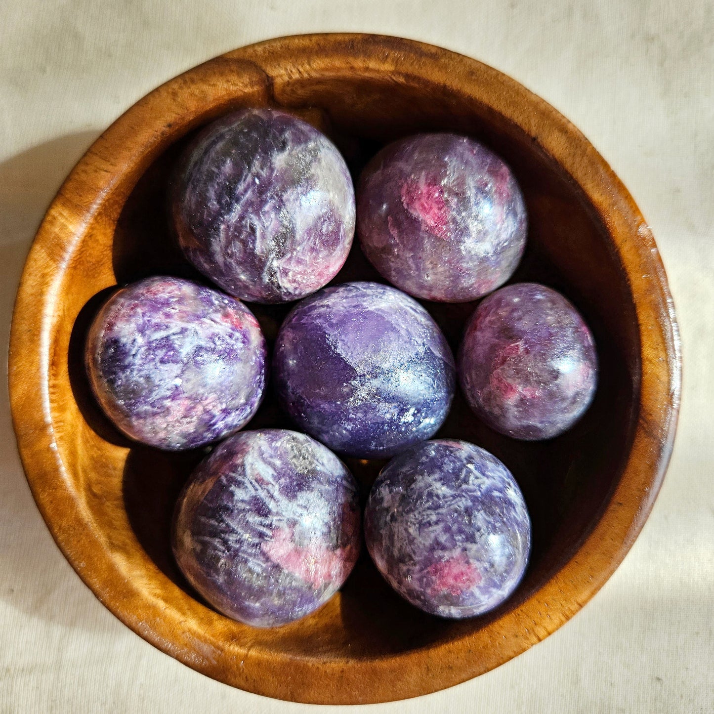 Pinker Turmalin in Lepidolith Trommelstein (Kugel)