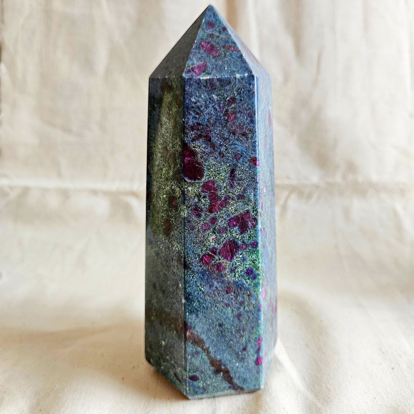 Rubin in blauen Disthen Obelisk