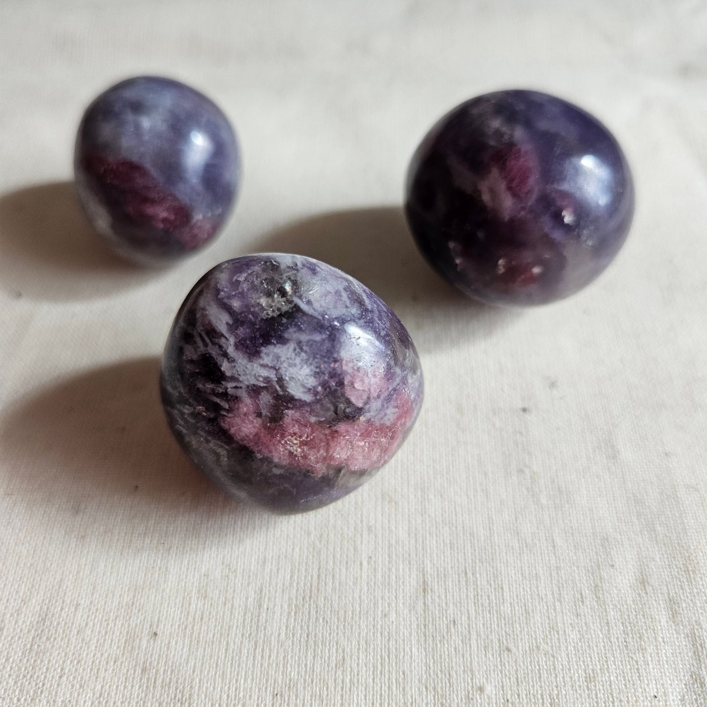 Pinker Turmalin in Lepidolith Trommelstein (Kugel)
