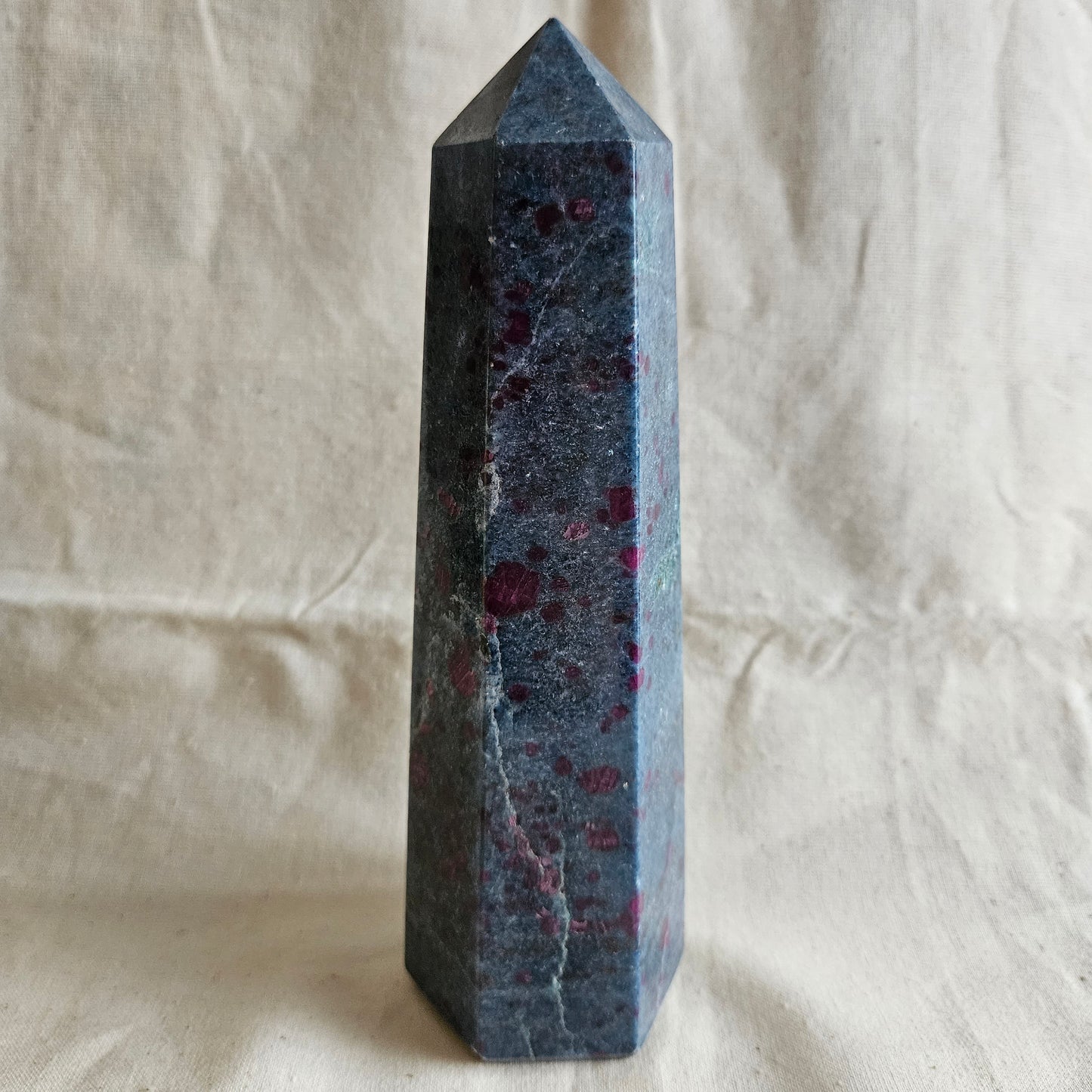 Rubin in blauen Disthen Obelisk