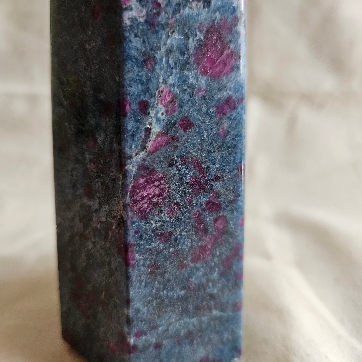 Rubin in blauen Disthen Obelisk