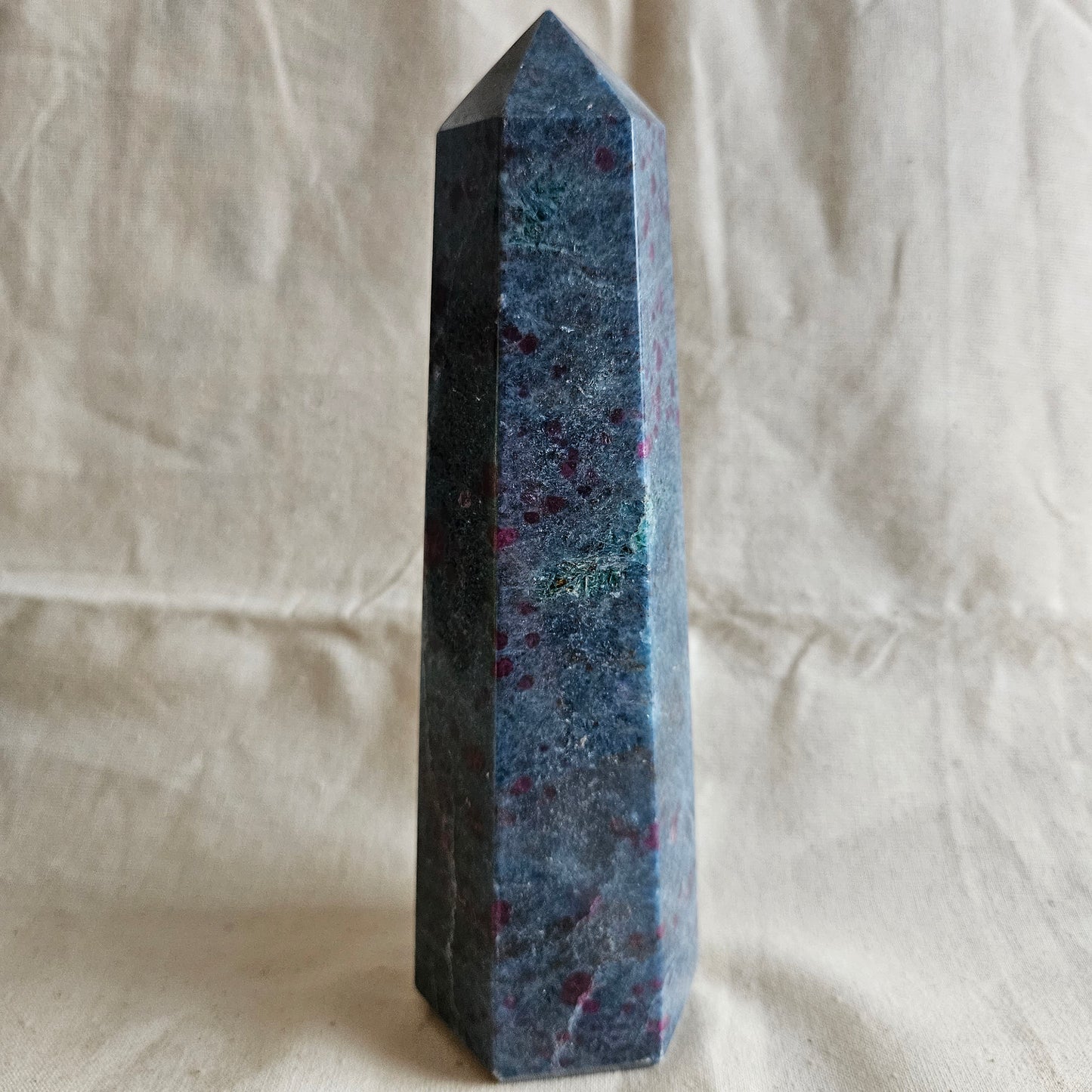 Rubin in blauen Disthen Obelisk
