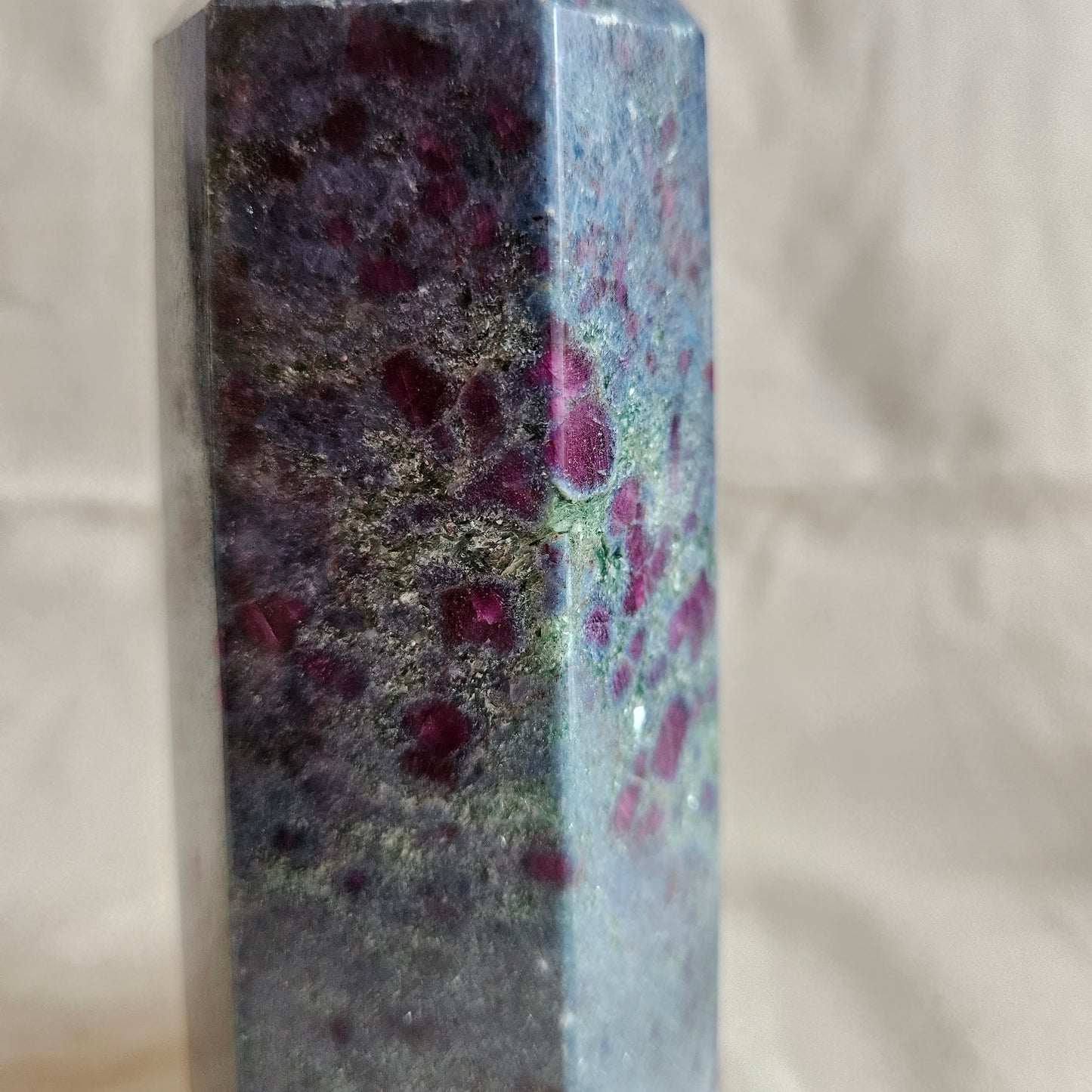 Rubin in blauen Disthen Obelisk