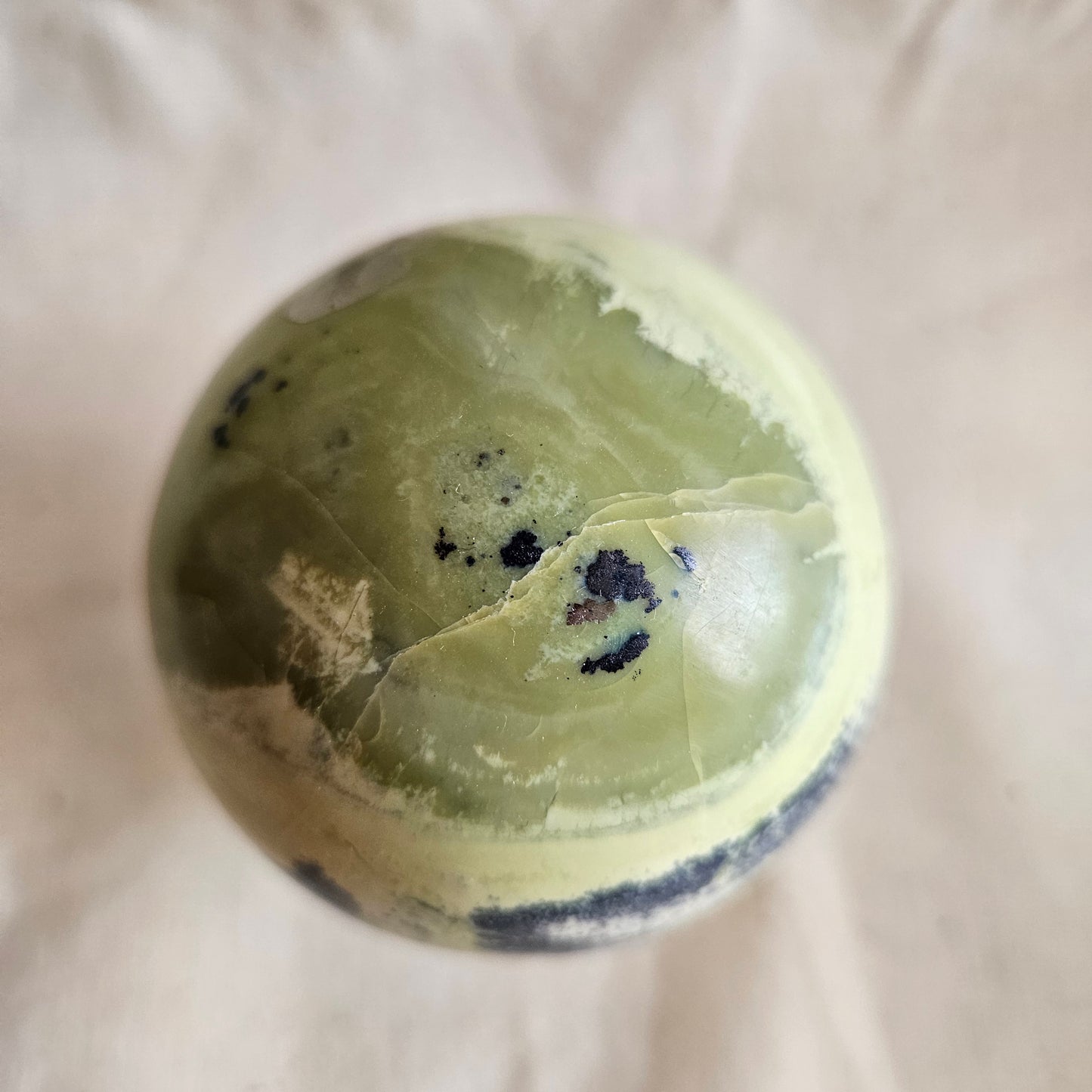 Serpentin mit Pyrit Kugel