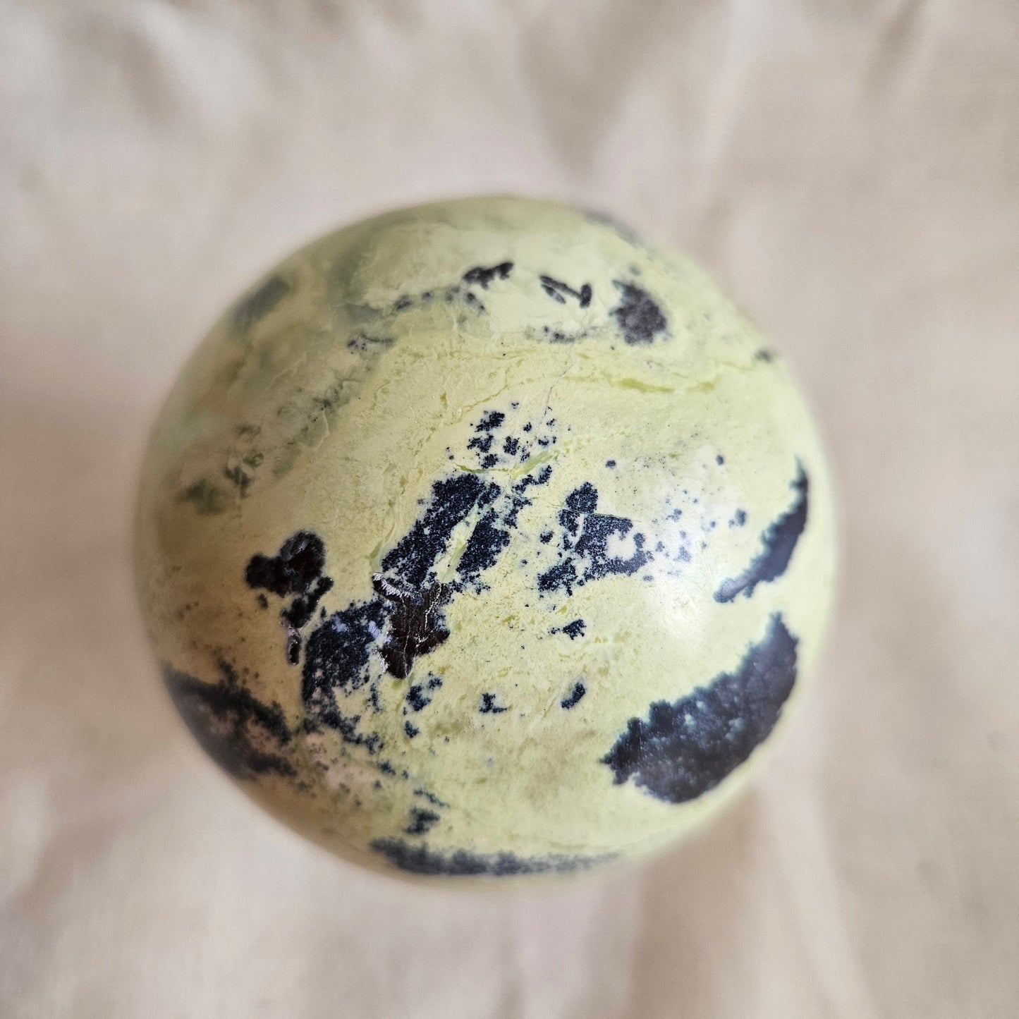 Serpentin mit Pyrit Kugel