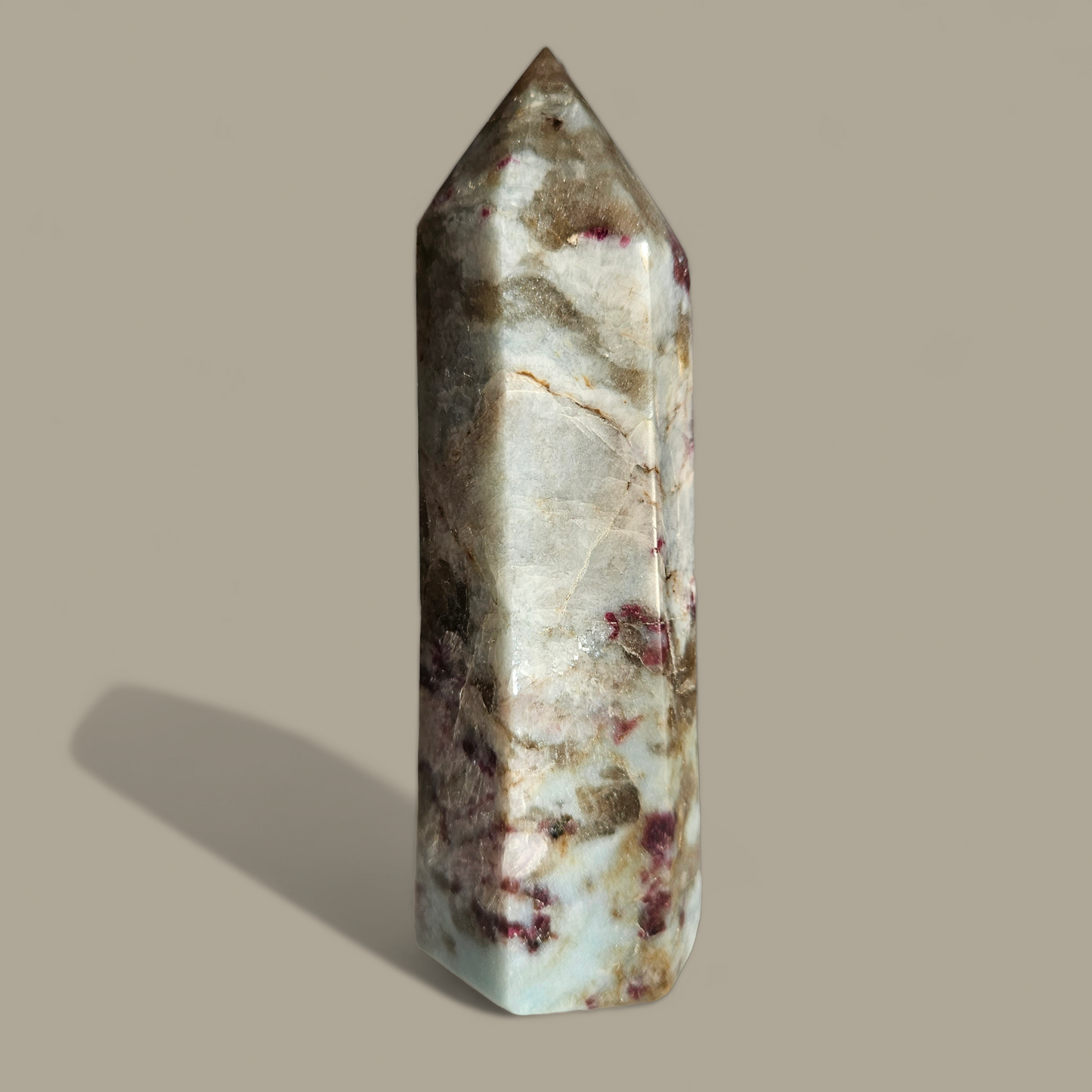 Pinker Turmalin in Muttergestein Obelisk