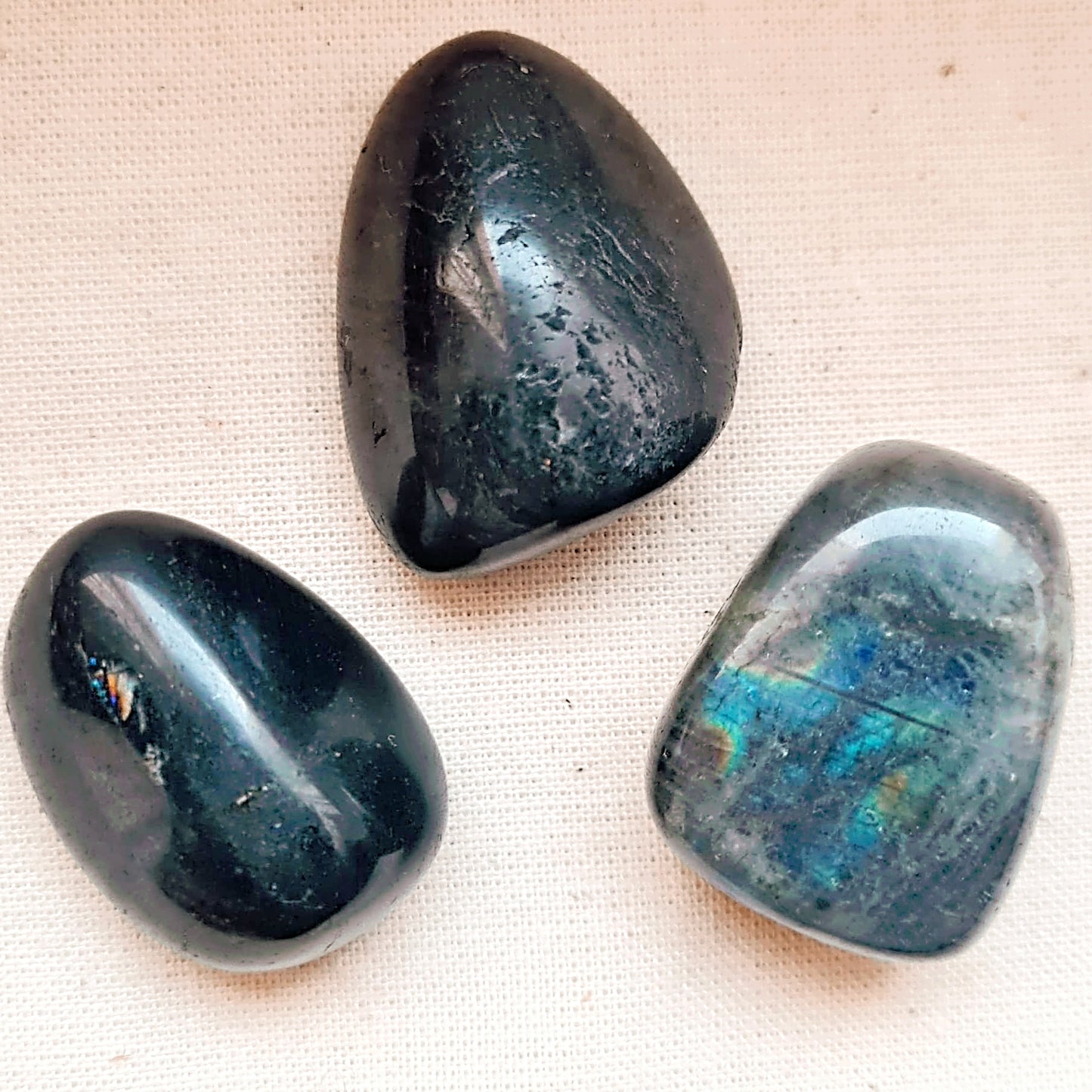 Labradorit Trommelstein (dunkel)