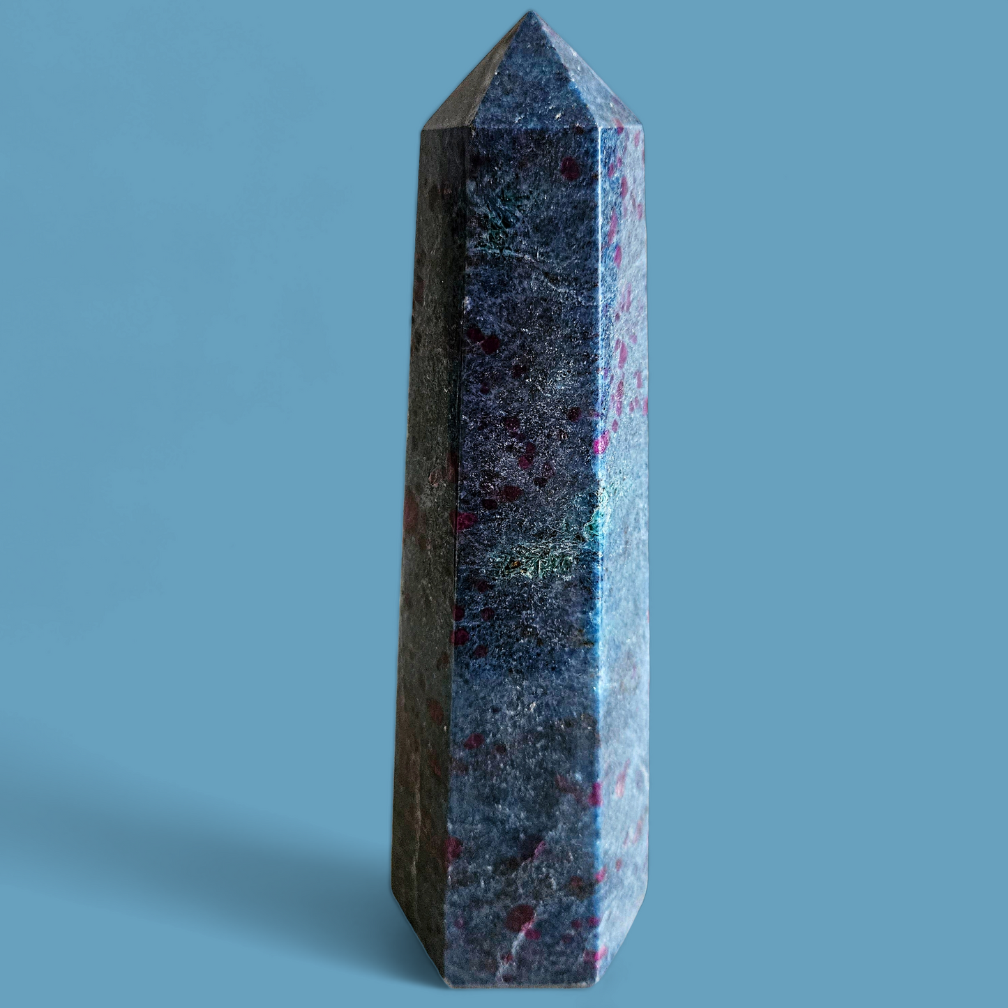 Rubin in blauen Disthen Obelisk