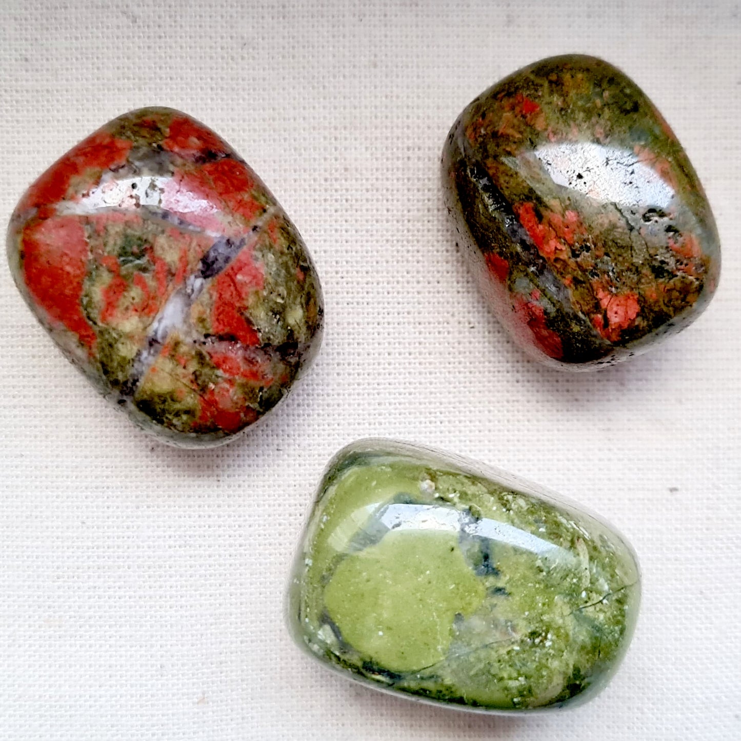 Unakit (Epidot) Trommelstein